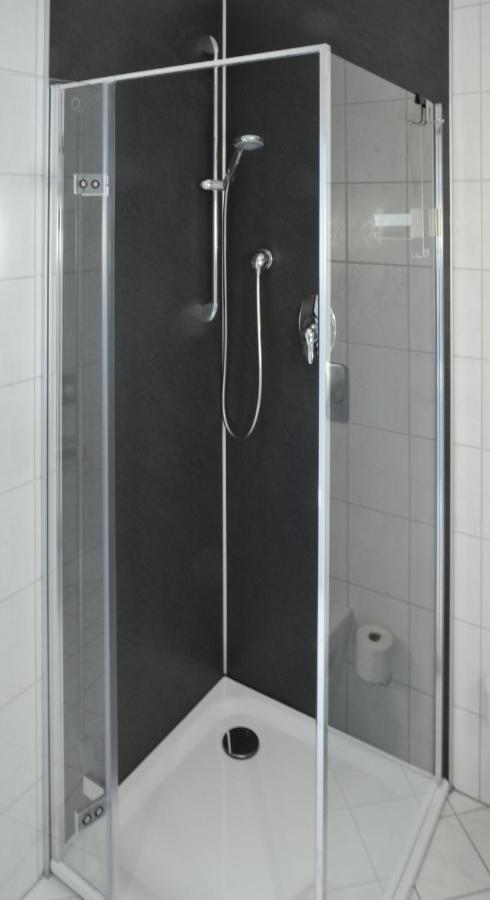 Hotel-Garni 'Zum Weinkrug' Зомерхаусен Екстериор снимка