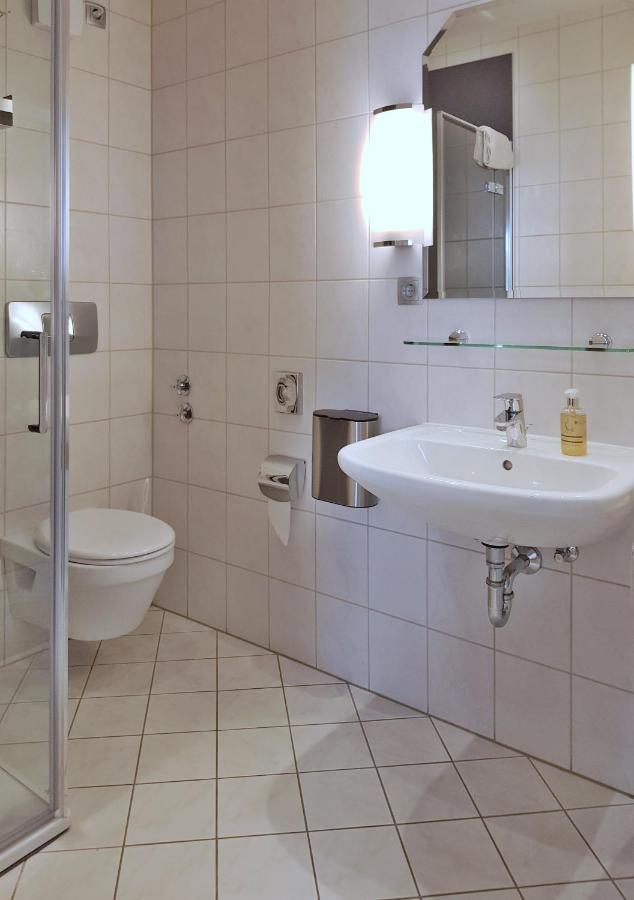 Hotel-Garni 'Zum Weinkrug' Зомерхаусен Екстериор снимка