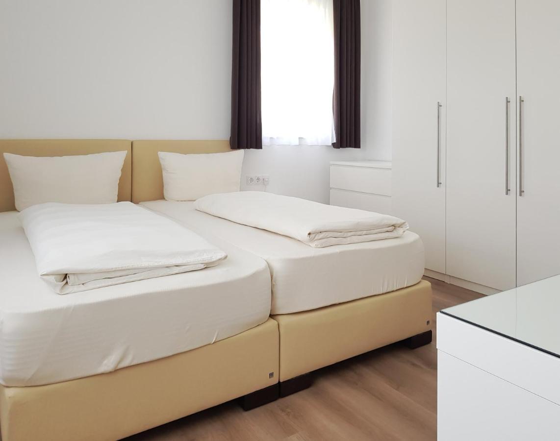 Hotel-Garni 'Zum Weinkrug' Зомерхаусен Екстериор снимка