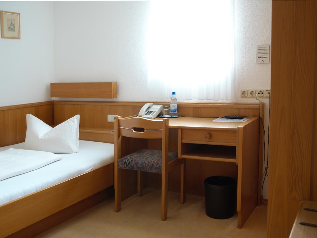 Hotel-Garni 'Zum Weinkrug' Зомерхаусен Стая снимка