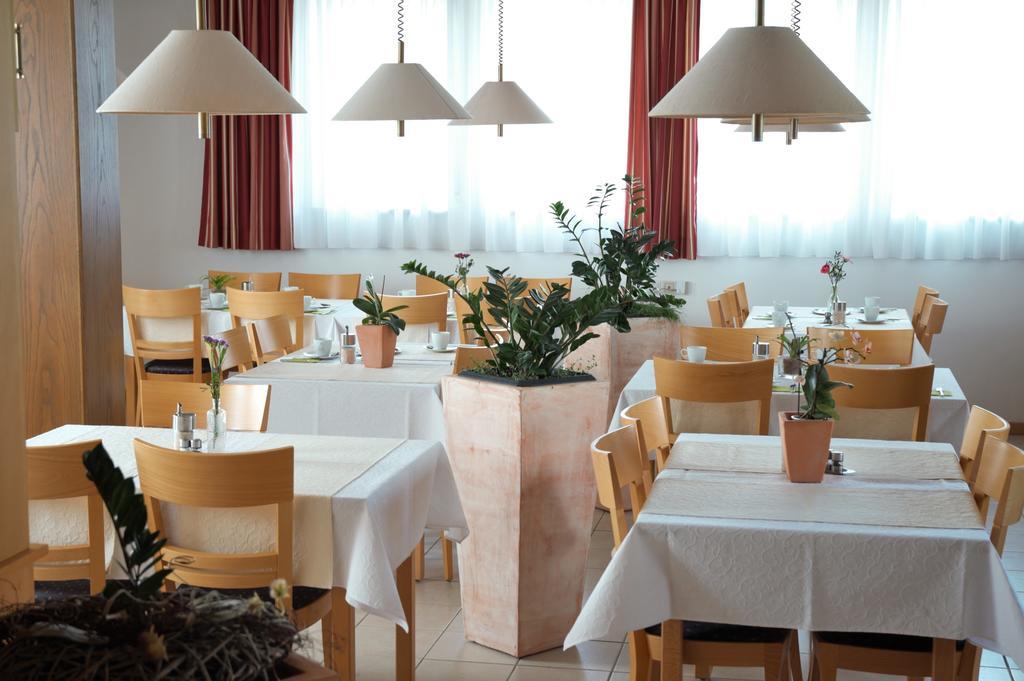 Hotel-Garni 'Zum Weinkrug' Зомерхаусен Екстериор снимка