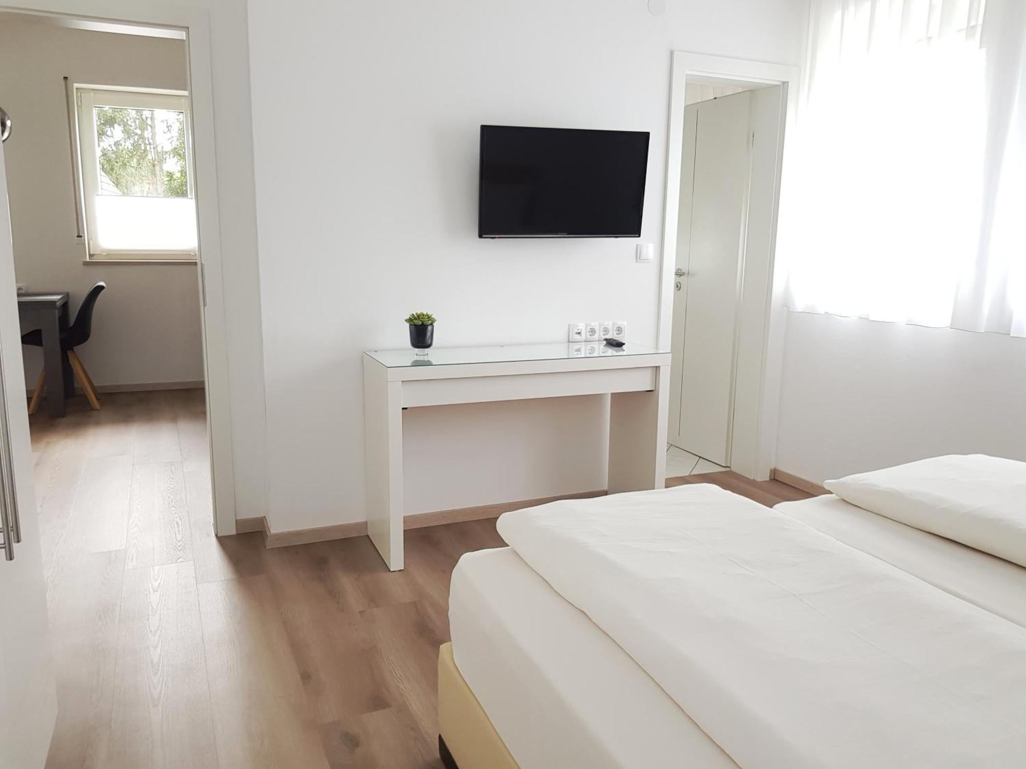 Hotel-Garni 'Zum Weinkrug' Зомерхаусен Стая снимка