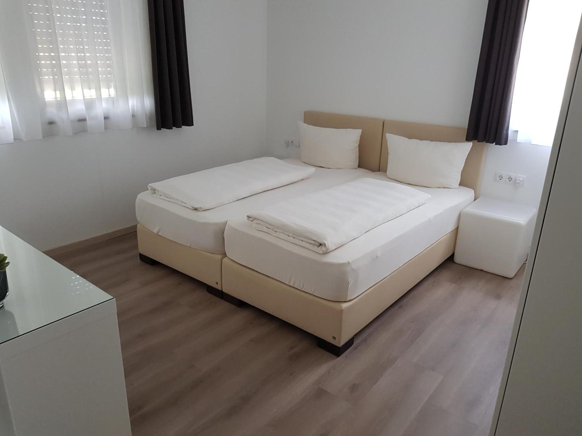 Hotel-Garni 'Zum Weinkrug' Зомерхаусен Стая снимка